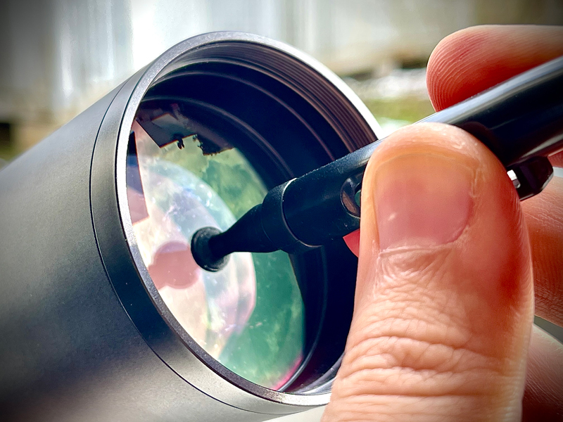 Rimuovere le macchie d'acqua dalla lente asciutta con il tampone in microfibra LensPen (4) e leggeri movimenti circolari